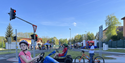 Dopravní hřiště v Příbrami má letní bonusovku. Jedna jízda navíc za vysvědčení? Proč ne!