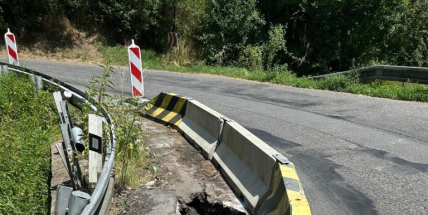 Propad silnice uzavřel komunikaci mezi Novým Knínem a Malou Hrašticí