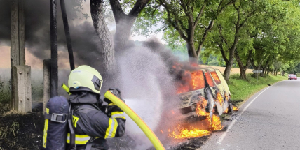 Dodávku pohltily plameny, hořel i sloup a strom v blízkosti auta