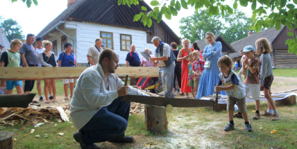 Ve skanzenu ve Vysokém Chlumci potkáte krajkářku, kamnáře i ševce