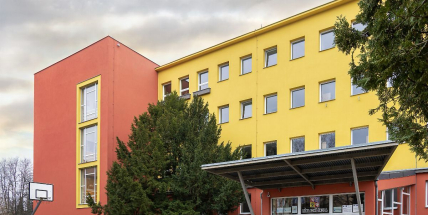Zatímco děti užívají prázdniny, ve školách se pracuje