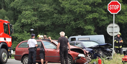 Při nehodě na výjezdu z Příbrami na Milín byly zraněny dvě osoby