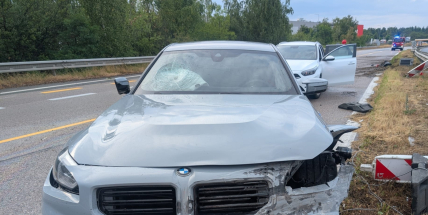 Bavorák skončil ve svodidlech na R4