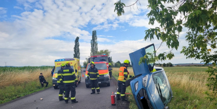 Série dopravních nehod pokračuje i dopoledne. V Rožmitále skončilo auto na střeše