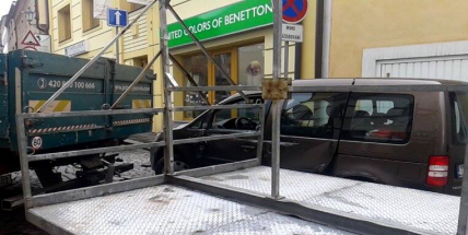 Nákladní vůz v Dlouhé naboural do zaparkovaného vozu, ulice je neprůjezdná