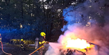 Auto po nárazu do stromu začalo hořet
