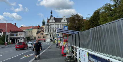 Zastávka v Jiráskových sadech má přístřešky. Cestující budou v suchu po celou dobu rekonstrukce