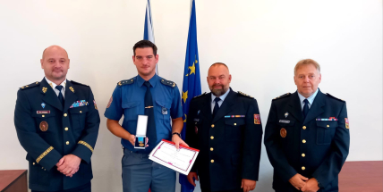 Inspektor příbramské věznice za poskytnutí pomoci převzal medaili