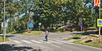 Bezpečnější přechody v Příbrami: světla v asfaltu i úpravy u hřbitova