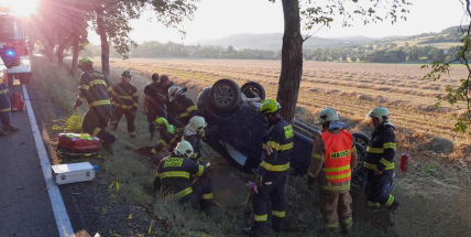 U Bukovan havarovalo auto, skončilo na střeše