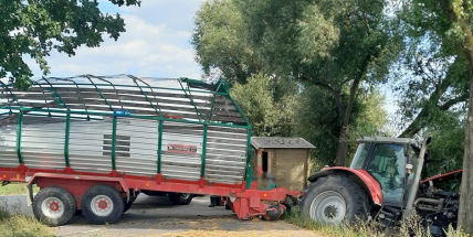 Traktor s návěsem havaroval v Tušovicích, narazil do stromu