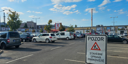 Dostupnost parkování pro osoby se zdravotním postižením: Obavy i ujištění od obchodních řetězců