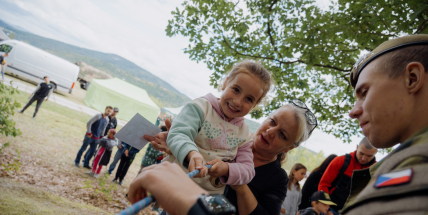 Vojáci z Jinců otevřeli brány veřejnosti. Tisíce lidí si užily první Den otevřených dveří