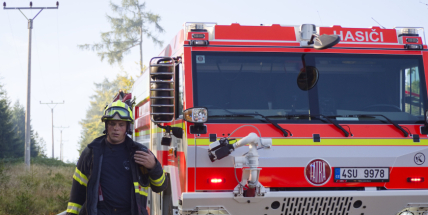 S požárem lesa u Hřiměždic bojovali hasiči do půlnoci, pomáhal i vrtulník