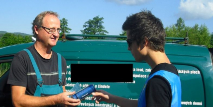 Policie rozdávala pivo, samozřejmě nealkoholické