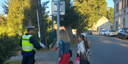 Policisté dohlížejí na bezpečnost dětí poblíž škol