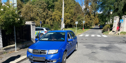 V ulici Fibichova v Příbrami se ve středu dopoledne střetla dvě auta