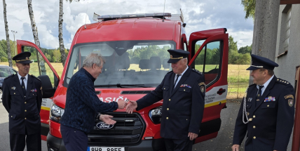 Hasiči v Hutích pod Třemšínem převzali nový Ford Transit i stříkačku