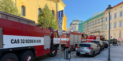 Hasičské vozy vyjely k nahlášenému požáru na náměstí v Příbrami, šlo o odpad na balkoně