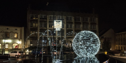 Letos na náměstí kromě stromku září i kašna