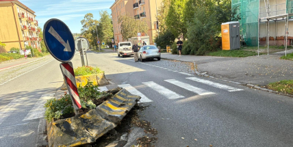 Řidiče oslnilo slunce a narazil do betonového ostrůvku v Příbrami