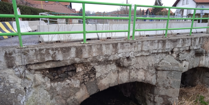 Oprava památkově chráněného mostu v Dobříši se stala terčem kritiky