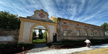 Pičínská fara má nového vlastníka. Charita Starý Knín plánuje její obnovu i pomoc rodinám