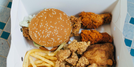 Jan Tuna údajně odhalil skandál v KFC: prošlé maso i noční směny mladistvých