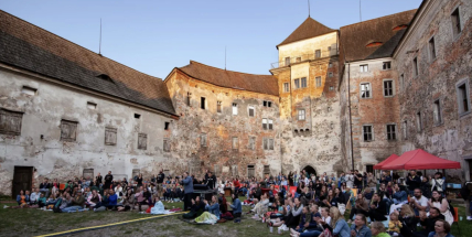 Hrozí zřícení Malého paláce rožmitálského zámku. Pomozte prostřednictvím sbírky zachránit zeď