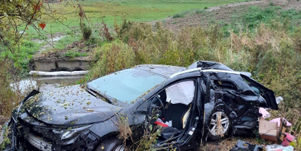 Nehody na D4: auto narazilo do stromu, další řidič nezvládl aquaplaning