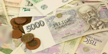Česká koruna je letos rekordně silná. Pro dovolenou dobrá zpráva, pro exportéry horší