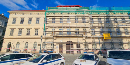 Oprava střechy bývalých Rudných dolů v Příbrami pokračuje. Lešení zůstane až do zimy