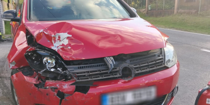 V Bohutíně narazilo auto do domu a poté do zaparkované škodovky
