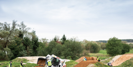 Zaměstnanci Doosan Bobcat pomáhají během komunitních dnů dobrovolnictvím v Dobříši i po celém světě