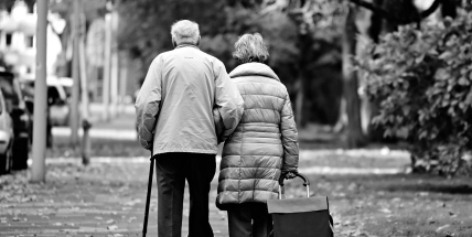 Mezinárodní den seniorů: připomínka úcty i varování před podvodníky