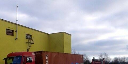 Hasiči zasahují u úniku nafty v Brodské ulici