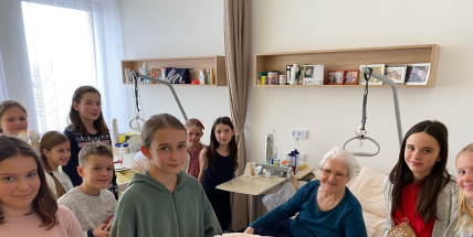 Děti ze ZŠ Nečín pravidelně rozdávají radost seniorům v Příbrami i v Praze