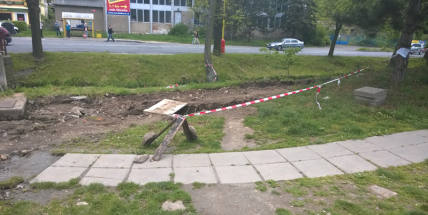 Osamělý hrdina: Včera odpoledne na cyklostezce pracoval jediný dělník