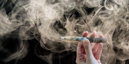 Pufíky a mladí: Elektronické cigarety se šíří rychleji než informace o rizicích