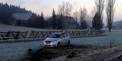 Auto u Hájů se přetočilo přes střechu. Důvod? Námraza
