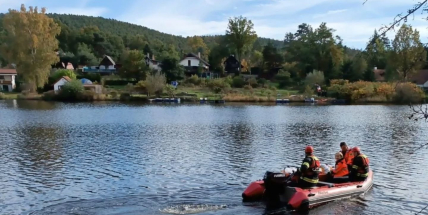 Hasiči zachraňovali člověka po pádu ze skály. Museli k němu na člunu