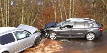 Namrzlá vozovka si vybrala další daň: Dva vozy se srazily u Malé Hraštice