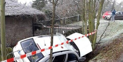 A další nehoda: Auto v Mixově ulici skončilo v příkopu