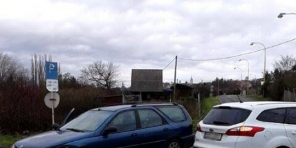 Dva vozy se srazily u fotbalového stadionu