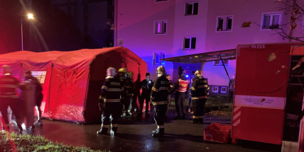 Noční drama v Příbrami: Požár elektrokoloběžky zapříčinil evakuaci desítek lidí z bytovky