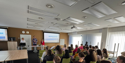 Studenti z příbramské obchodní akademie se zapojili do osvěty o dárcovství krve. Přednáška motivuje k prvnímu odběru