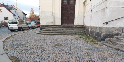 Oprava chodníku kolem kostela sv. Vojtěcha začne už v příštím týdnu