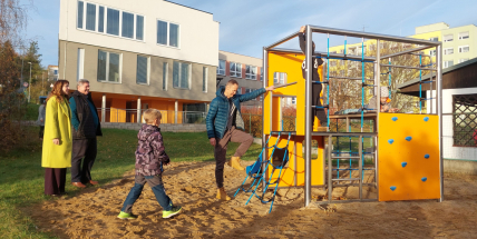Hřiště pod 5. mateřskou školou v Dobříši má novou tvář: děti se mohou těšit na moderní herní sestavu