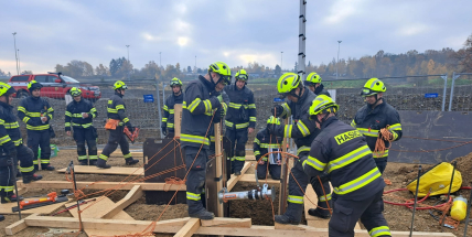 Hasiči z Příbrami cvičili pažení výkopů