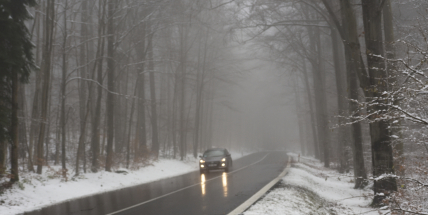 Brdy zasypal první sníh. Na silnici na Plzeň vyjely první sypače